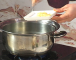 3. 물이 끓으면 다슬기 살과, 부추, 다진마늘, 고추를 넣고 살짝 끓인 후 그릇에 담는다.