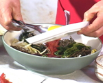 4. 여러 준비된 나물을 그릇에 돌려 담고 중앙에 고추장을 넣고 달걀 후라이를 위에 놓는다.
